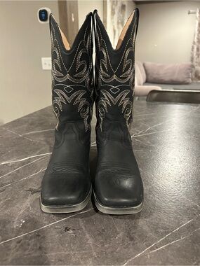 Shesole Classic Black Western Cowboy Boots with Contrast Stitching